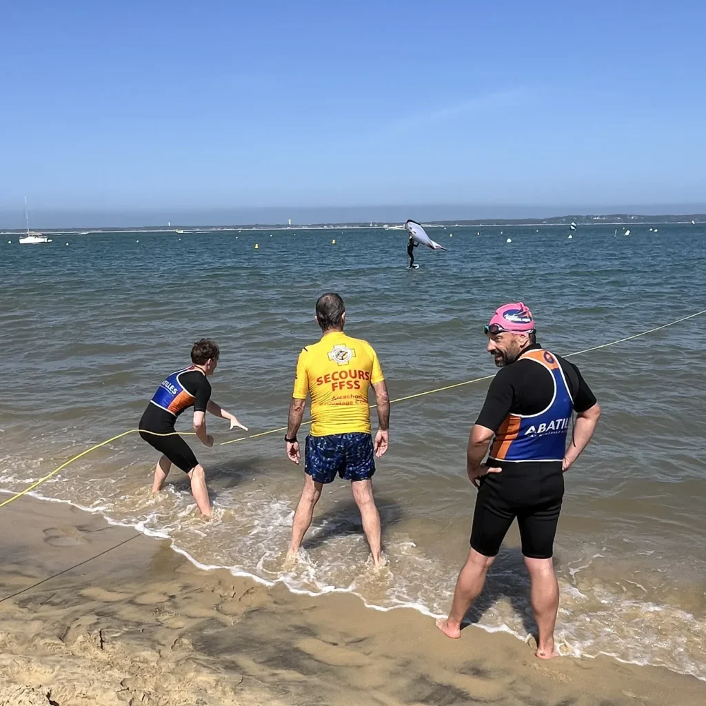 Sauveteurs d'Arcachon tenant le filin de remorquage sur la plage
