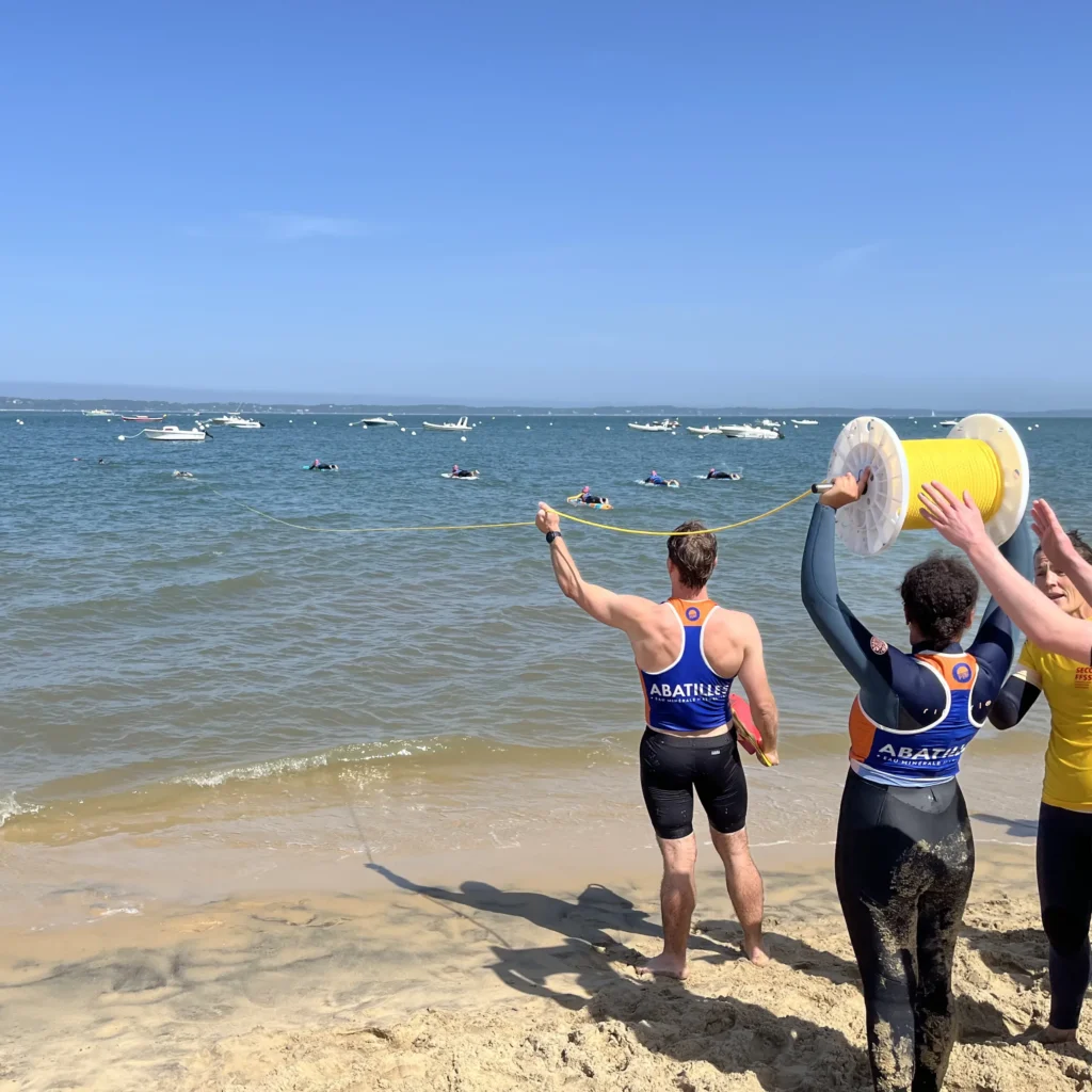 Sauveteurs d'Arcachon mettant le filin à l'eau avec le dévidoir