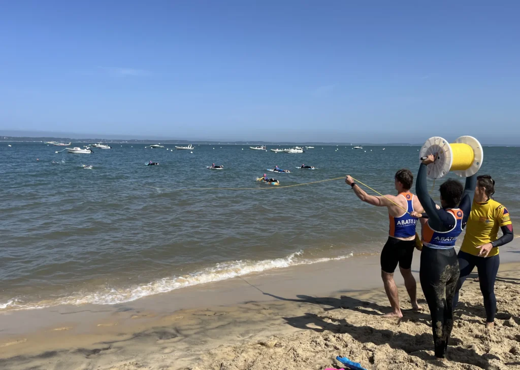 Sauveteurs d'Arcachon en action lors d'un remorquage au filin sur la plage