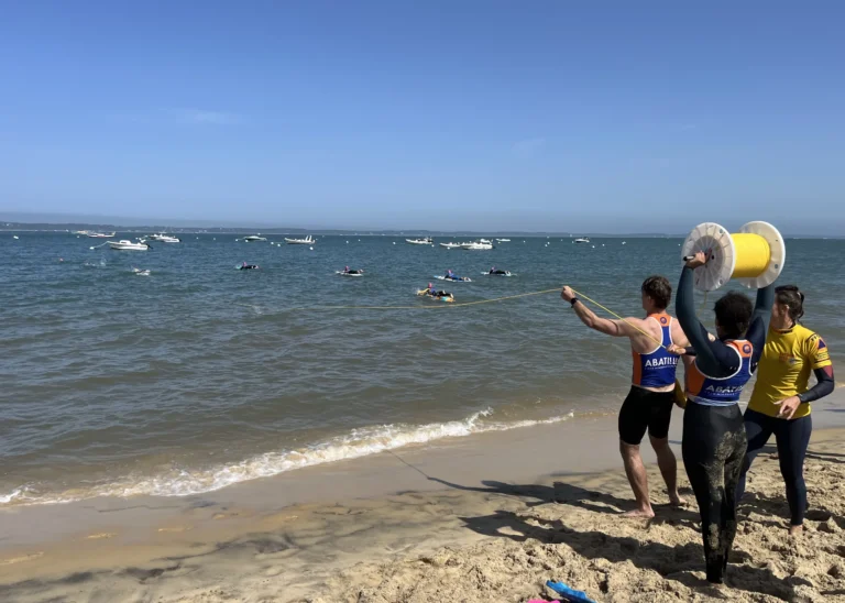Sauveteurs d'Arcachon en action lors d'un remorquage au filin sur la plage