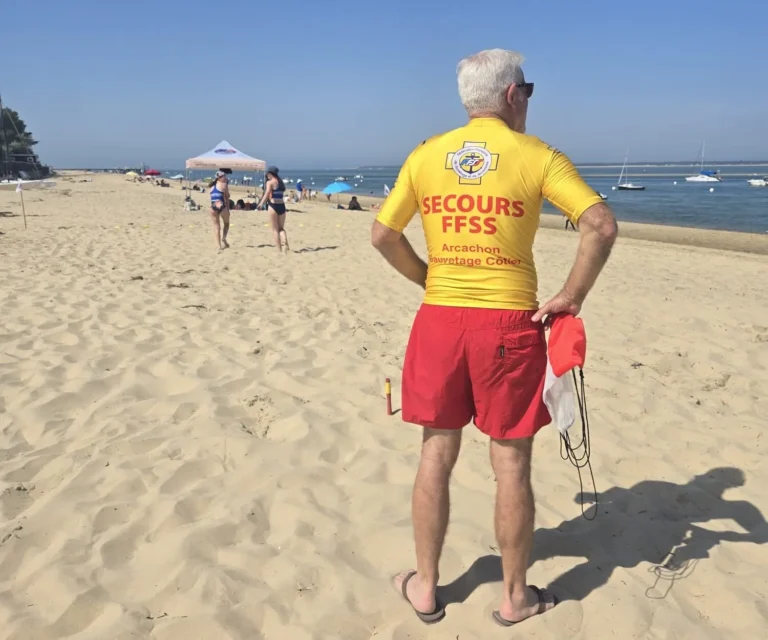 Sauveteur d’Arcachon Sauvetage Côtier en tenue Secours FFSS surveillant la plage, bouée tube à la main